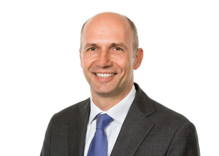 Maarten Heijbroek, neuer CEO von Stahl, Portrait in Anzug und blauer Krawatte.