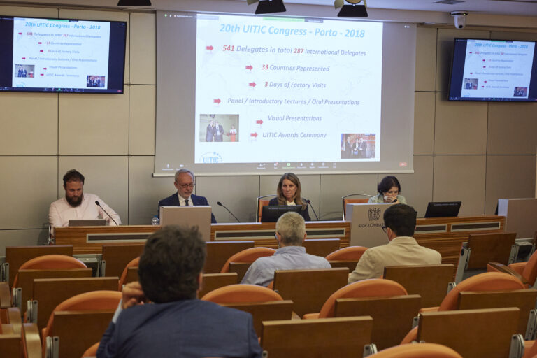 Podiumsdiskussion beim 20. UITIC-Kongress in Porto 2018 mit vier Sprechern und Publikum vor Projektionsfläche