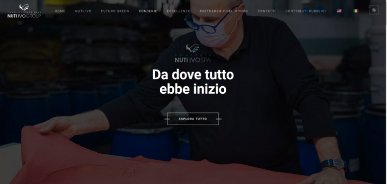 Handwerker arbeitet an Lederverarbeitung in einer Produktionsstätte, Text "Da dove tutto ebbe inizio