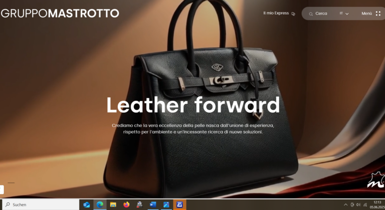 Schwarze Lederhandtasche mit Henkeln und Drehverschluss auf warmem Hintergrund, Gruppomastrotto Website mit Text "Leather forward