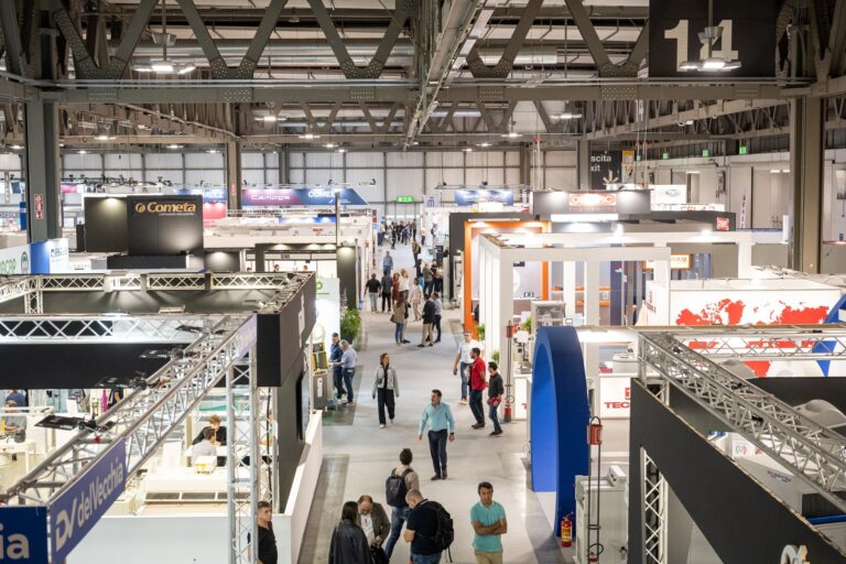 Überblick über eine Messehalle mit zahlreichen Ausstellerständen und Besuchern auf der Simac Tanning Tech.