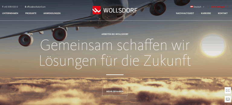 Flugzeug im Flug über Wolkendecke mit Sonne, Wollsdorf-Logo und Slogan "Gemeinsam schaffen wir Lösungen für die Zukunft